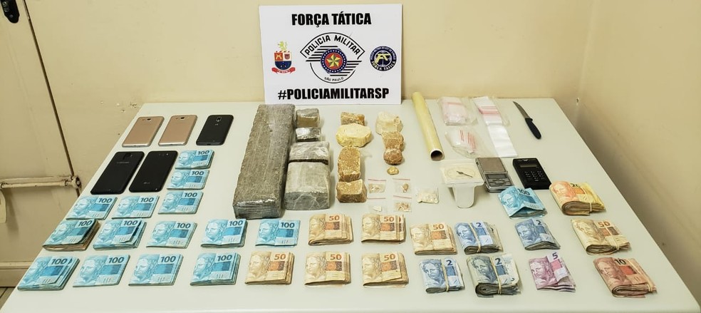 Maconha, crack e dinheiro foram apreendidos com mãe e filho — Foto: Polícia Militar