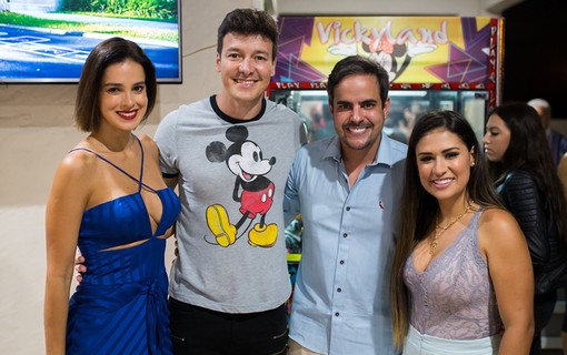 Simone com o marido, Kaká Mendes, e o casal, Rodrigo Fero e Vera Viel