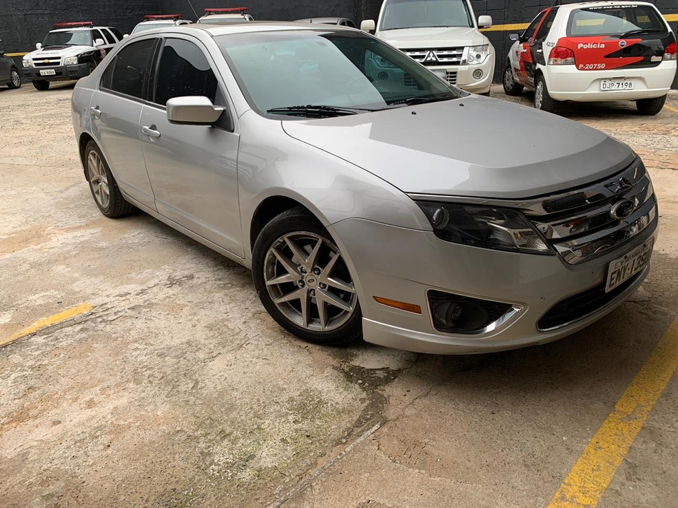 Carro foi localizado em garagem de prédio no Conjunto Habitacional Roberto Romano — Foto: Divulgação/ DIG de Americana