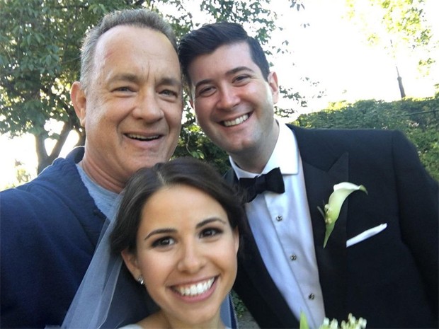 Tom Hanks took a selfie with the bride and groom (Photo: Playback / Twitter)