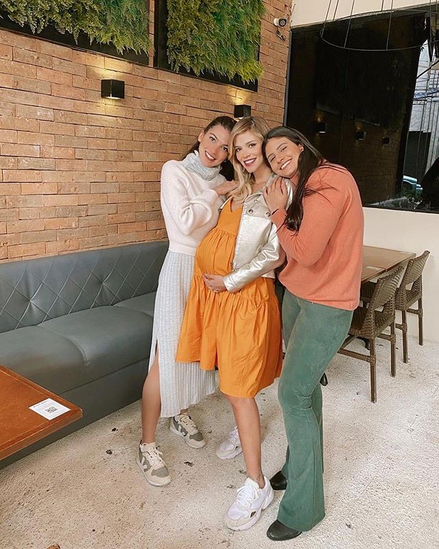 Carol Dias exibe barrigão de 8 meses e faz clique com as amigas (Foto: Reprodução/Instagram)