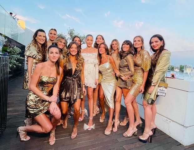 Para primeiro dia de festas da renovação dos votos de casamento de Luma Costa e Leonardo Martins, convidadas usaram looks dourados (Foto: Reprodução/Instagram)
