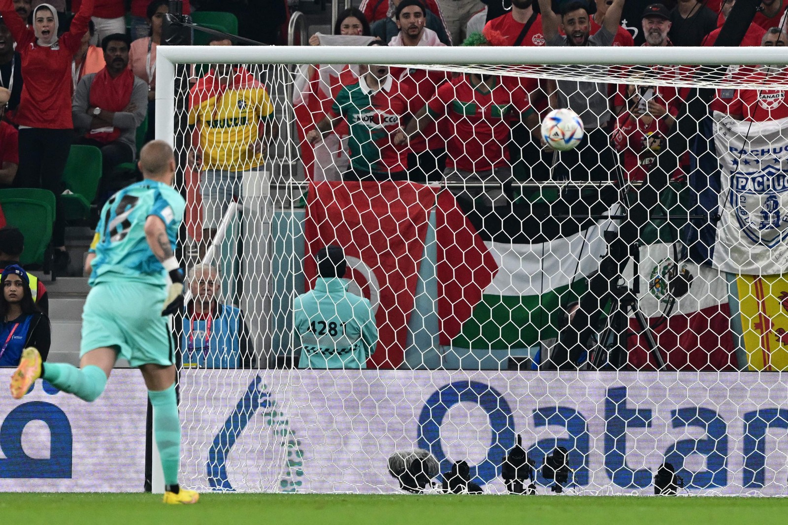 Milan Borjan, do Canadá, assiste ao gol depois do meia Hakim Ziyech depois de errar e ser encoberto — Foto: MIGUEL MEDINA/AFP