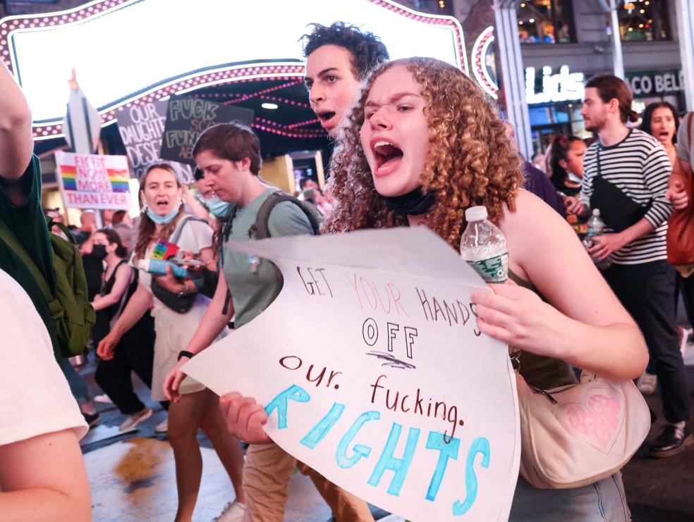 Protestos em Nova Iorque contra a decisão da Suprema Corte dos EUA que anula a decisão de direitos ao aborto. — Foto: REUTERS/Caitlin Ochs