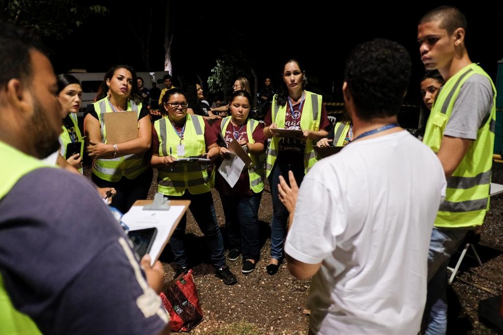 Estudantes fazem pesquisa de saúde durante blitz em Cuiabá — Foto: Secom - MT