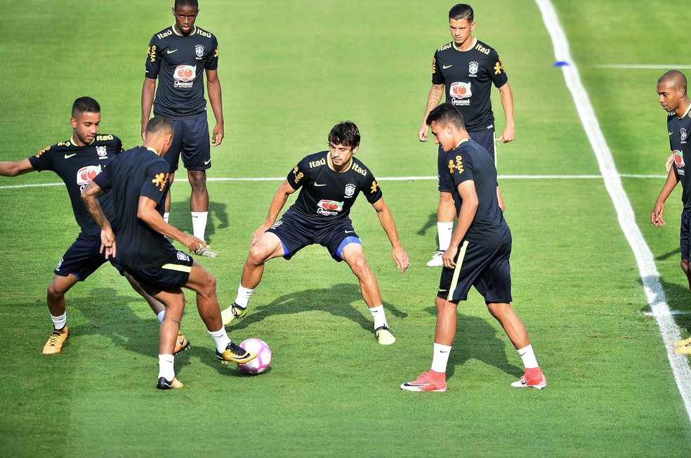 Rodrigo Caio participou do treino da Seleção nesta sexta, no CT tricolor (Foto: Marcos Ribolli)