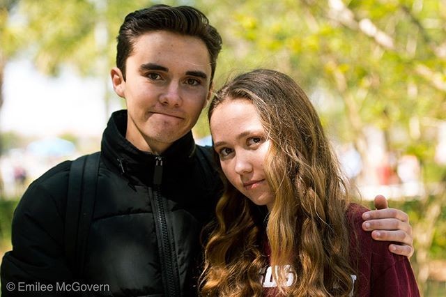 Lauren Hogg e o irmão David escreveram livro sobre massacre em escola na Flórida (Foto: Reprodução/Instagram)