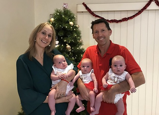 Leonie Fitzgerald, 44, e seu marido Peter, 51, tornaram-se pais de três meninas (Foto: Reprodução: Daily Mail )