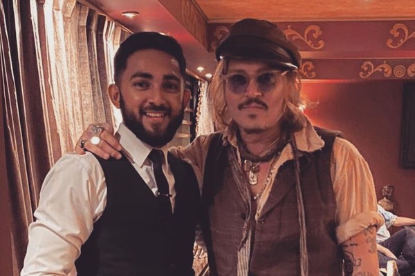 Johnny Depp e um funcionário do restaurante indiado (Foto: Reprodução/Instagram)