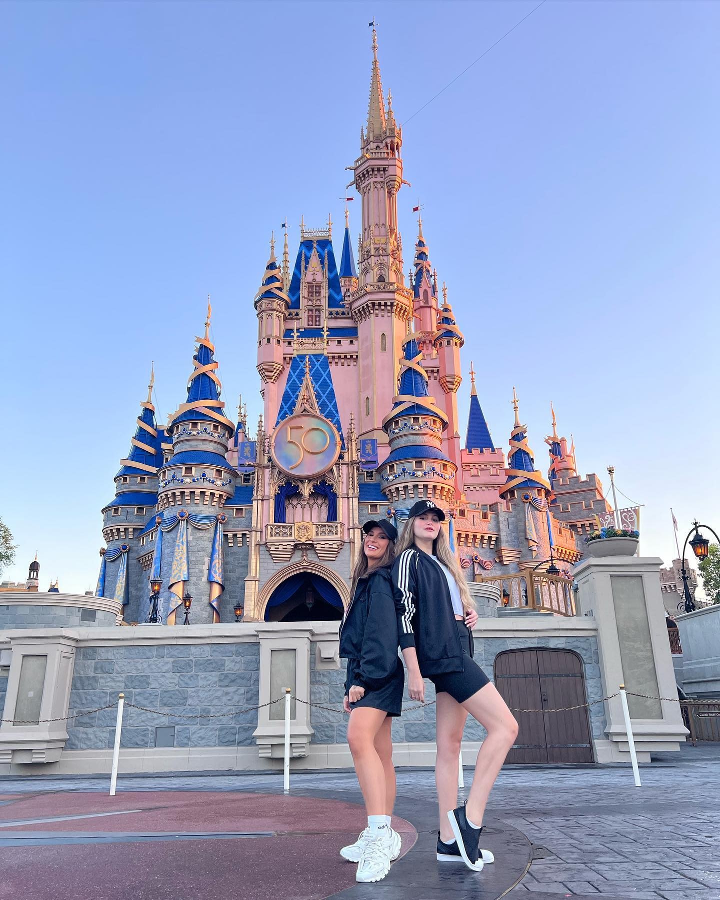 Bianca Andrade abre álbum de fotos na Disney ao lado da irmã, Iris (Foto: Reprodução / Instagram)
