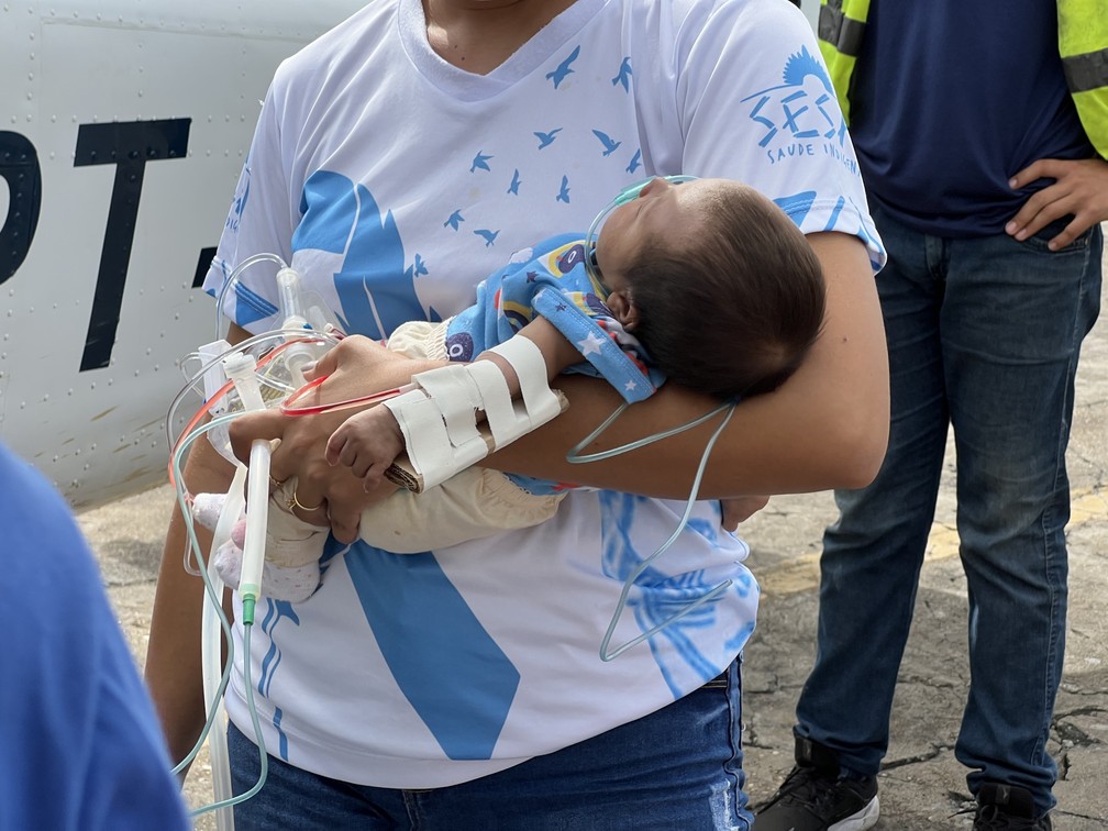 Bebê yanomami de um mês foi resgatado nesta sexta-feira (27) — Foto: Caíque Rodrigues/g1 RR
