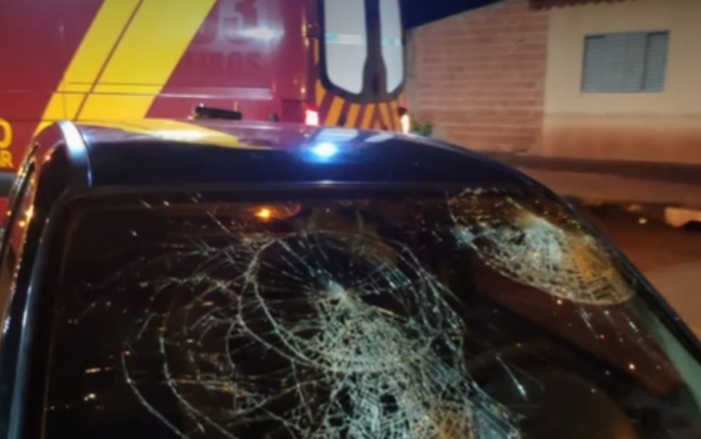 Pai é suspeito de abandonar filha de 6 anos dentro do carro após bater veículo contra poste, em Jataí, Goiás — Foto: Reprodução/TV Anhanguera