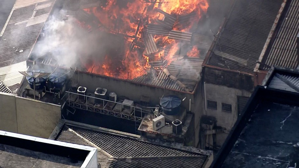 Imóvel comercial começou a pegar fogo por volta das 16h30 desta quinta (26) — Foto: Reprodução/TV Globo