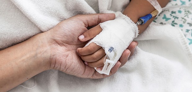 mother holding child's hand who have IV solution in the hospital (Foto: Getty Images/iStockphoto)