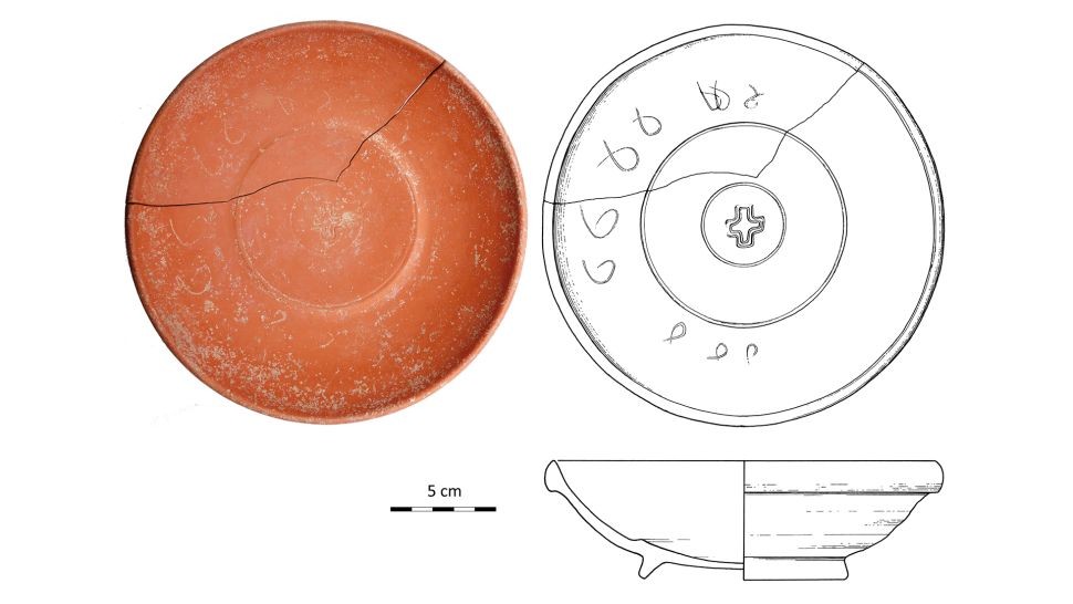 Tigelas de cerâmica vermelha que provavelmente veio do norte da África foi encontrada nas escavações  (Foto: Escritório do Estado da Baviera para Proteção de Monumentos (BLfD),)