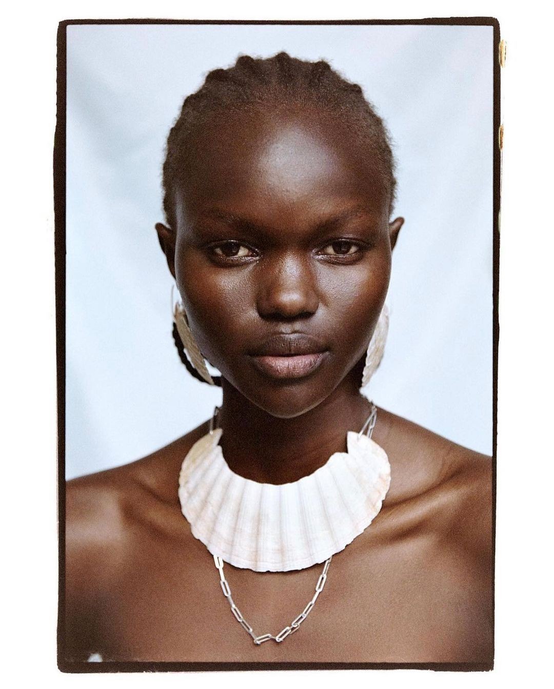 A modelo Adau Garang Bior usa joias de Mia Larsson (Foto: Josefine Laul /  Reprodução / Instagram)