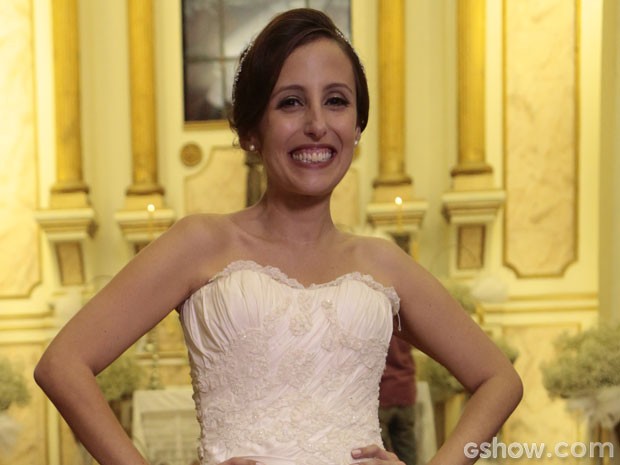 Cléo é só alegria com seu vestido de noiva (Foto: Felipe Monteiro/TV Globo)