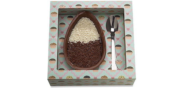 A novidade da Maria Brigadeiro (www.mariabrigadeiro.com.br) é a casca de ovo feita de chocolate ao leite especial (45% cacau) recheada com brigadeiro cremoso – preto e branco. R$ 80,00 | 200g (Foto: Divulgação)