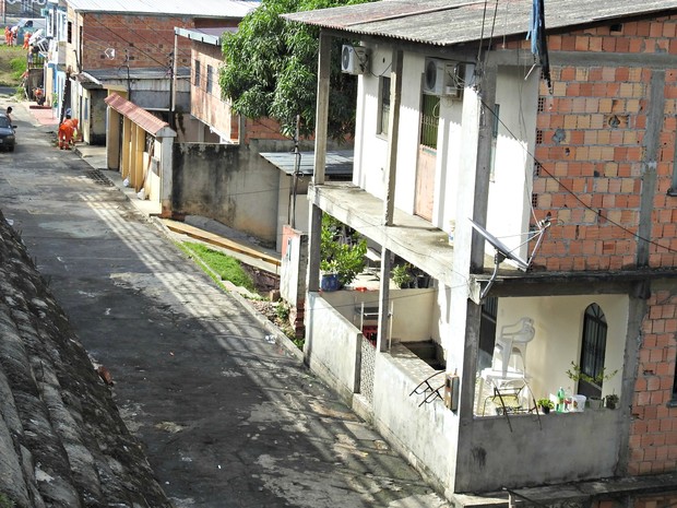 Moradores de área em frente Cadeia Pública temem rebeliões e fugas de presos (Foto: Adneison Severiano/G1 AM)