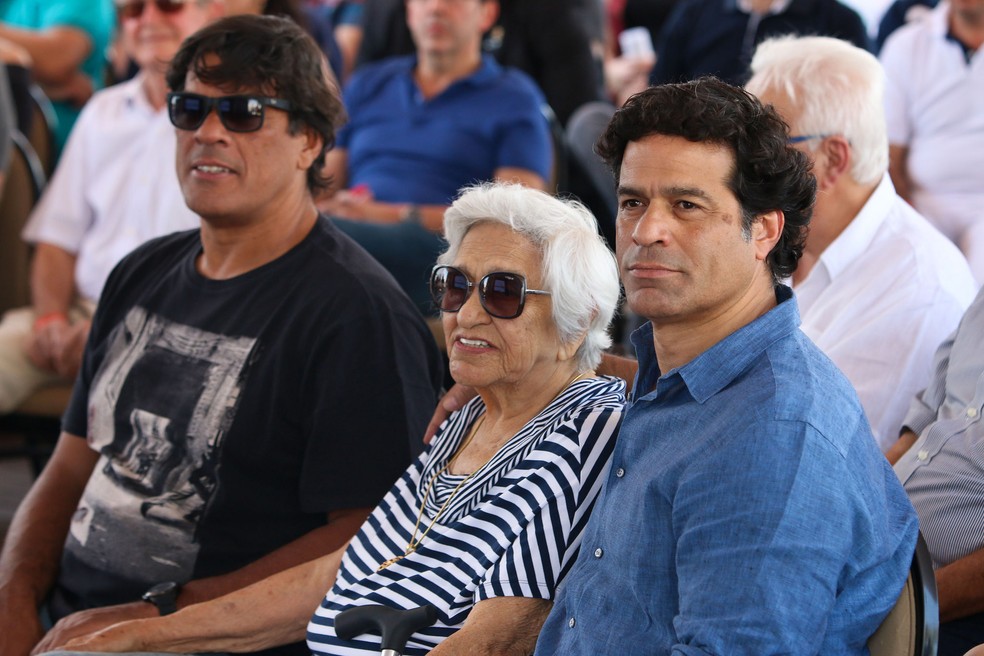 Raí e a mãe, Guiomar, em 2017, e o irmão Raimar em festejos do aniversário do Botafogo-SP — Foto: Rogério Moroti / Agência Botafogo