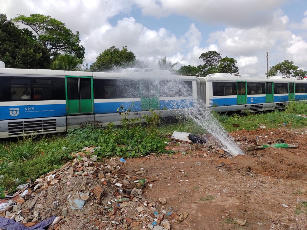 Cano estourado jorra água e atinge trem urbano em Natal; reparo é feito — Foto: Lucas Cortez/Inter TV Cabugi