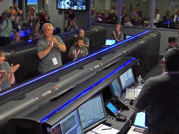 Funcionários da Nasa comemoram a manobra da sonda Juno na órbita de Júpiter (Foto: Reprodução / Nasa)