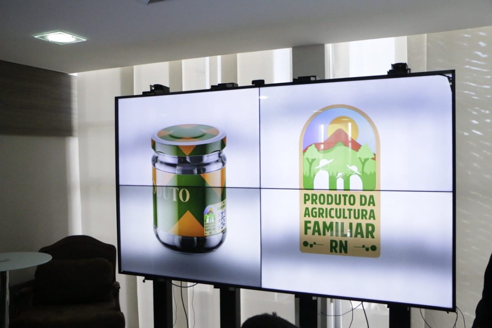 Imagem do selo instituído para produtos da agricultura familiar no RN exibido durante reunião. — Foto: Raiane Miranda