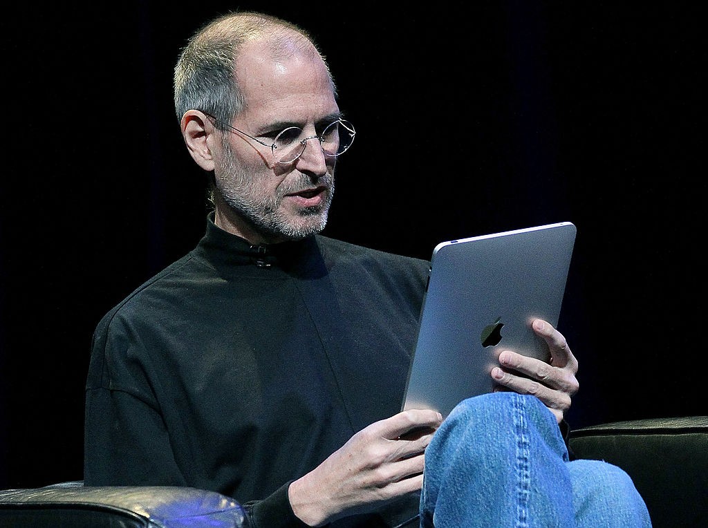 Steve Jobs, então CEO da Apple, realiza demonstração do iPad em 2010 na Califórnia  (Foto: Justin Sullivan/Getty Images)