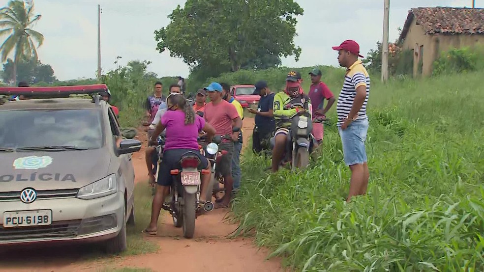 Moradores disseram que viram suspeito correndo na zona rural de Glória do Goitá — Foto: Reprodução/TV Globo