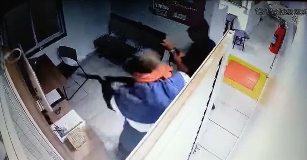 Imagens mostram grupo atirando em rádio dentro da base da concessionária — Foto: Câmeras de segurança/Cedida
