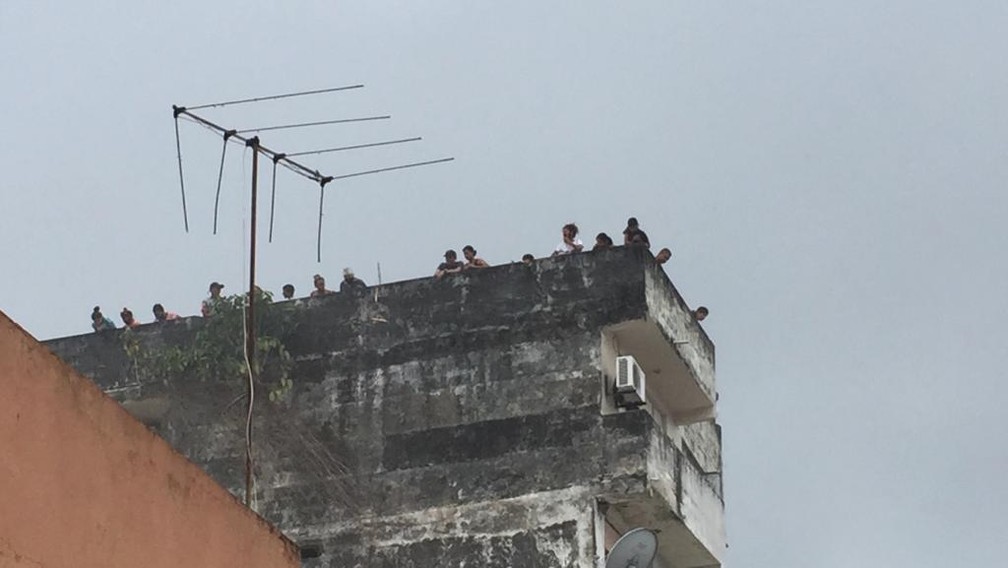 Pessoas em prédio em chama em Manaus aguardam resgate — Foto: Leandro Guedes/Rede Amazônica