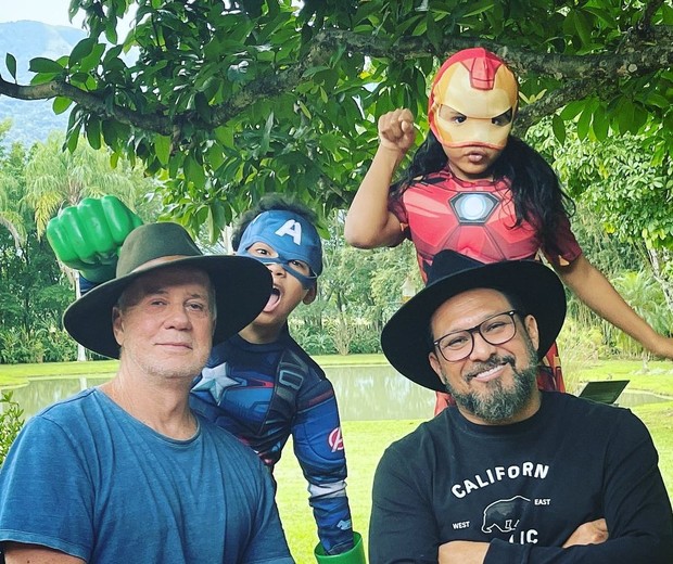 Adriano Medeiros e Luiz Fernando Guimarães com os filhos, Dante e Olívia (Foto: Reprodução/Instagram)