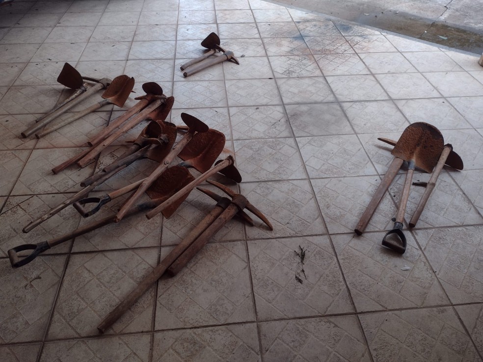 Ferramentas utilizadas no garimpo foram apeendidas — Foto: Polícia Militar de Meio Ambiente/ Divulgação