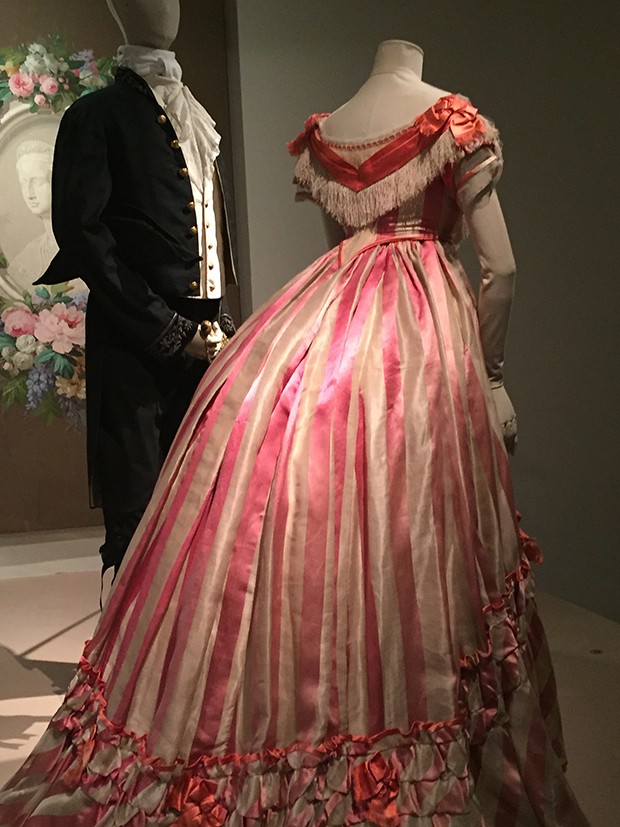 An evening gown by the Victor Gueritte salon from 1865. A portrait of Empress Eugenie, the Empress Consort of Napoleon III, hangs in the background  (Foto: @SuzyMenkesVogue)