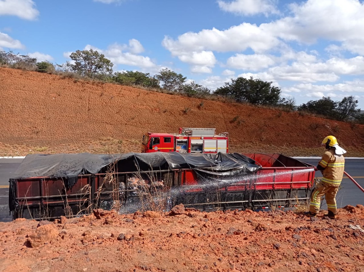 Bombeiros combatem incêndio em carreta carregada de sabão em pó na BR-135, zona rural de Montes Claros