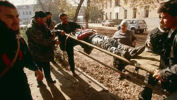 As guerras da Chechênia são lembradas por sua brutalidade. Várias estimativas colocam o número total de mortes na casa das centenas de milhares entre militares e civis. (Foto: Getty Images via BBC)