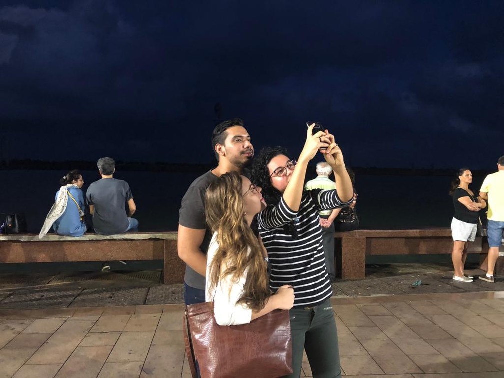Com tempo nublado, grupo foi em busca de outros astros para fotografar no Marco Zero do Recife (Foto: Pedro Alves/G1)