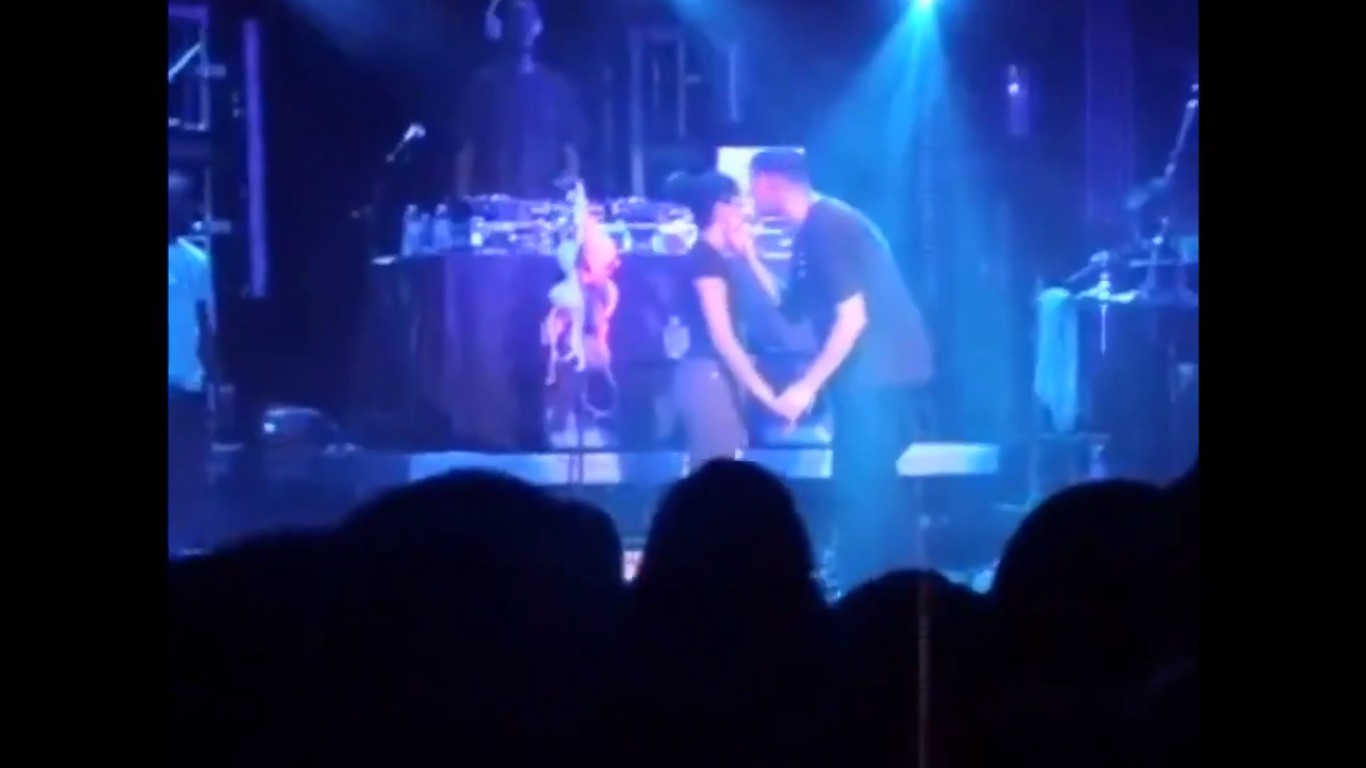 O rapper Drake beijando a fã menor de 17 anos durante um show (Foto: Twitter)
