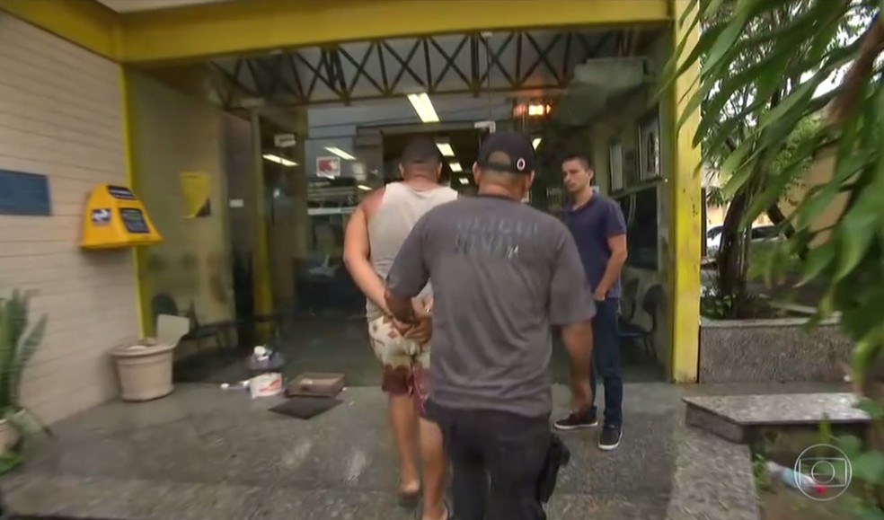 Homem foi preso em operação nas comunidades da Vila Kennedy, Vila Aliança e Coreia (Foto: Reprodução/ TV Globo)