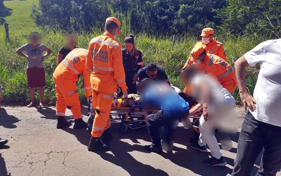Motociclista fica gravemente ferido após bater de frente com caminhão na BR-369, entre Campos Gerais e Alfenas — Foto: Corpo de Bombeiros
