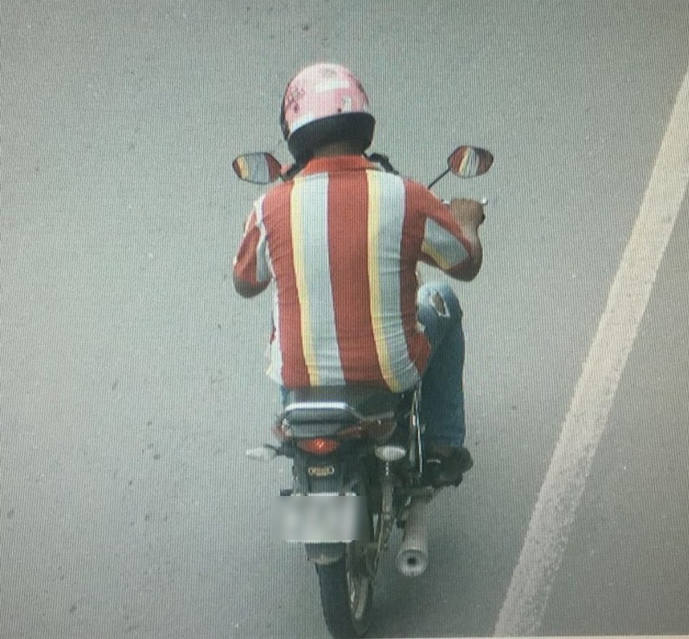 O homem sempre utilizava uma moto e camisetas listradas para roubar as vítimas — Foto: Reprodução/TV Centro América