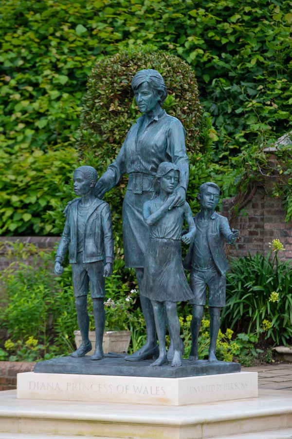 LONDON, ENGLAND - JULY 01: The statue of Diana, Princess of Wales, by artist Ian Rank-Broadley, in the Sunken Garden at Kensington Palace. The bronze statue depicts the princess surrounded by three children to represent the "universality and generational  (Foto: Getty Images)