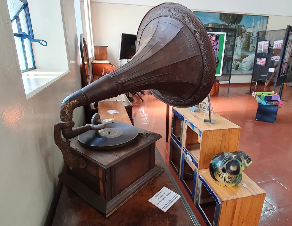 Gramofone 'enlouquece' crianças que visitam o Museu e Arquivo Histórico — Foto: Stephanie Fonseca/G1