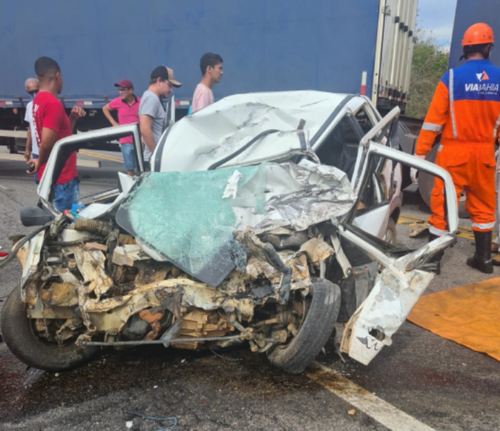Acidente entre carro e carreta deixa quatro mortos em rodovia no sudoeste da Bahia — Foto: Reprodução/Redes Sociais
