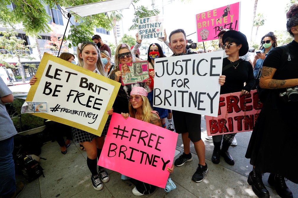 Pessoas protestam em apoio à Britney Spears no dia de uma audiência de caso de tutela no Tribunal Stanley Mosk em Los Angeles, Califórnia — Foto: Reuters/Mario Anzuoni