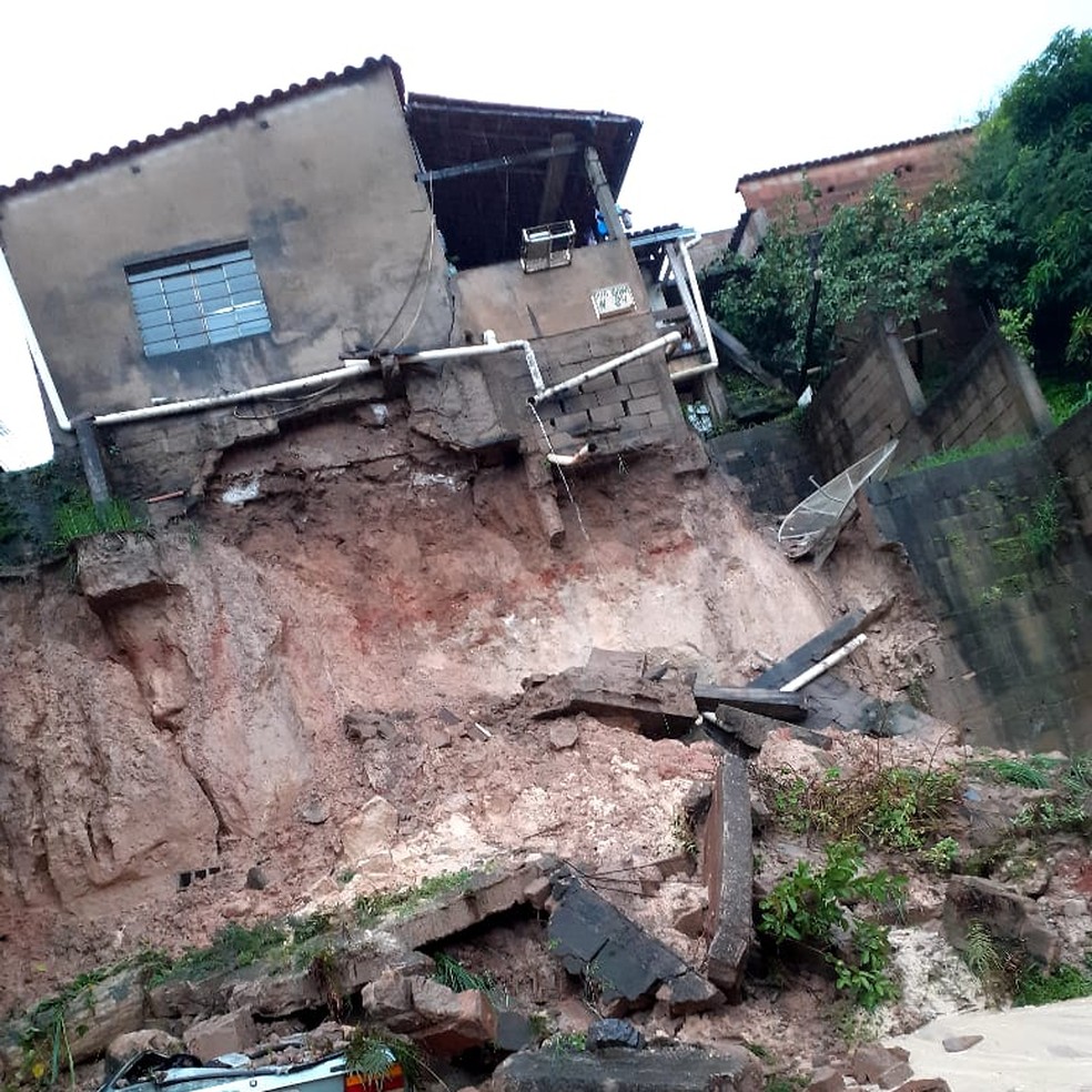 Deslizamentos de terra destruíram casas  — Foto: Redes Sociais