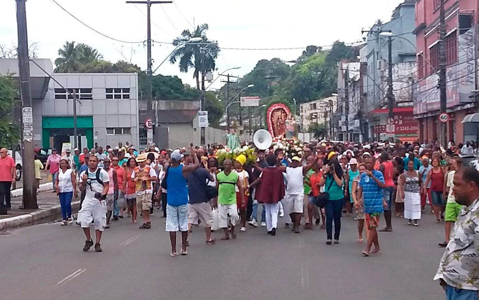 Centenas de fiéis acompanharam procissão (Foto: Adriana Oliveira/TV Bahia)