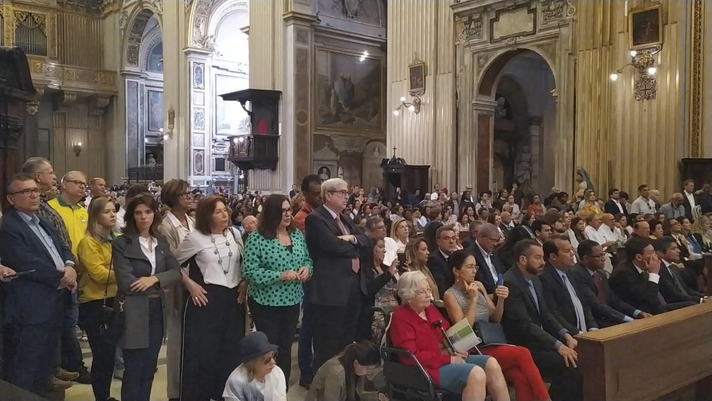 Multidão acompanhou cerimônia em Roma — Foto: Maiana Belo/G1 Bahia