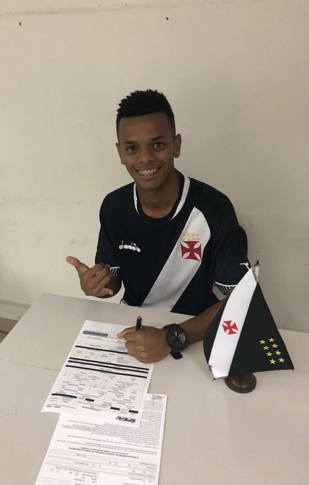 Riquelme assina contrato com o Vasco — Foto: Divulgação