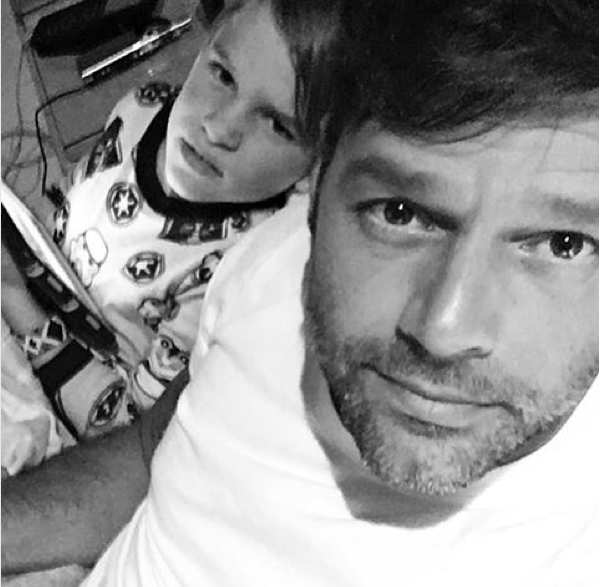 Ricky Martin com um dos filhos (Foto: Instagram)